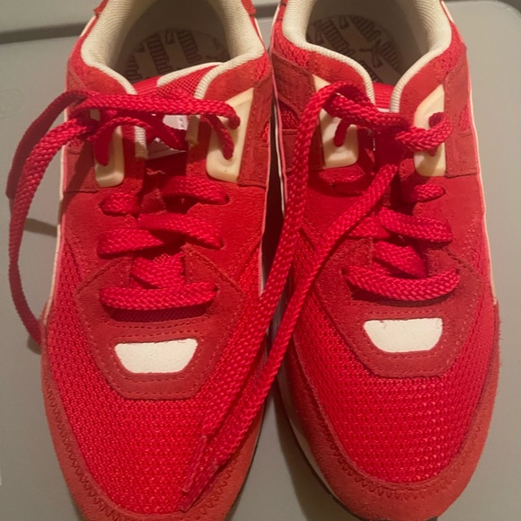 Red PUMA sneakers - Picture 2 of 4